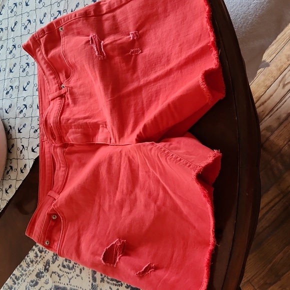 Red shorts distressed - Picture 1 of 3